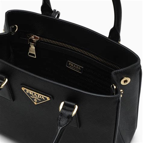 borsa piccola prada con chiusura rettangolare nera|Prada Borsa nera in Re.